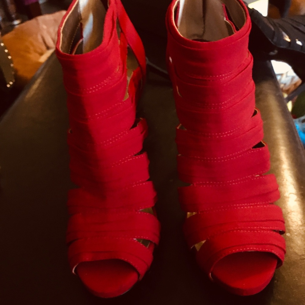 Red 3 1/2 heel beautiful